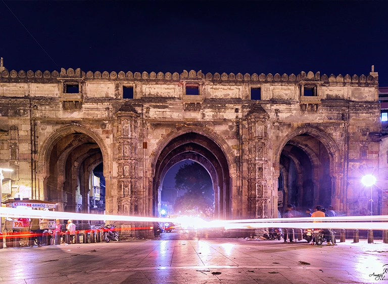 A landscape shot of Teen Darwaza, Ahmedabad at night.